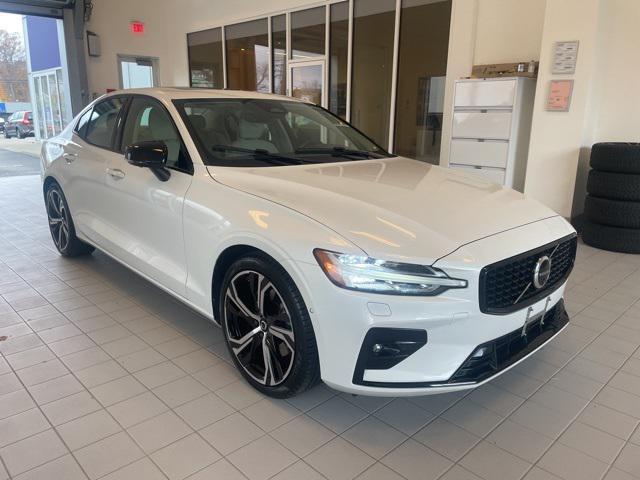 2024 volvo s60 b5 plus dark theme