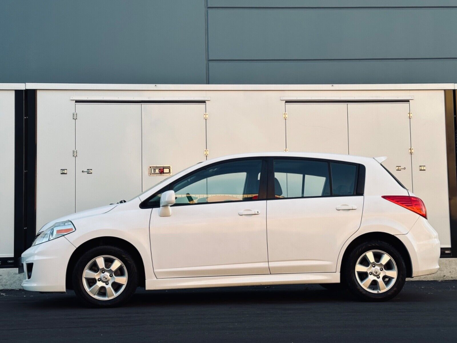 2009 nissan versa sl automatic, sunroof one owner, clean title local bc car
