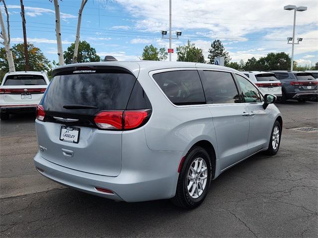 2022 chrysler voyager lx