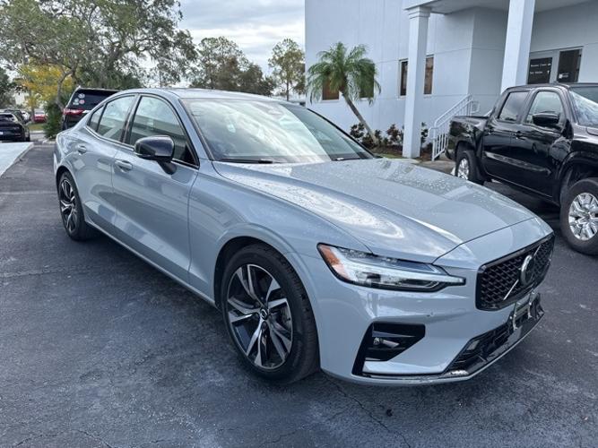used 2024 volvo s60 core dark theme
