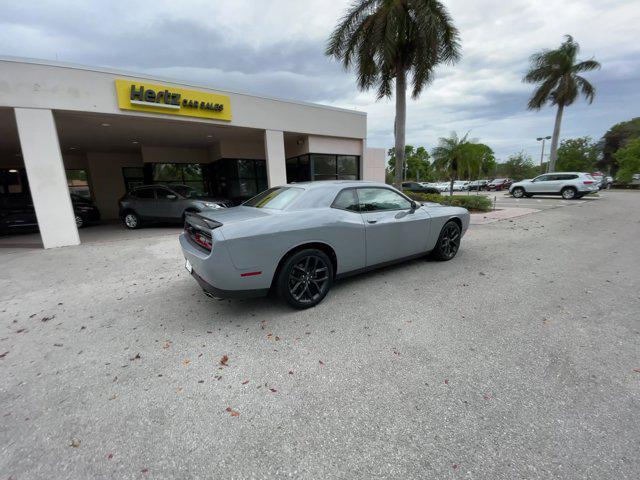 2022 dodge challenger sxt