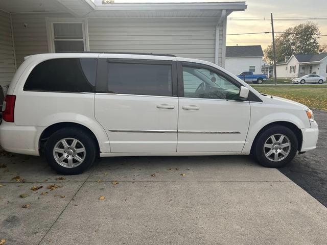 2012 chrysler town & country touring