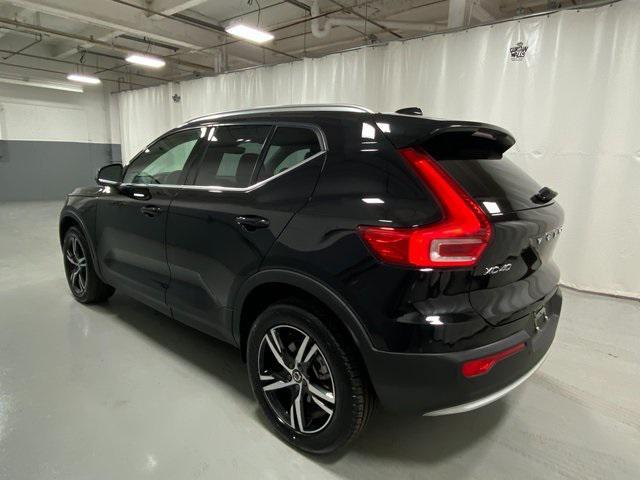 2024 volvo xc40 b5 core bright theme