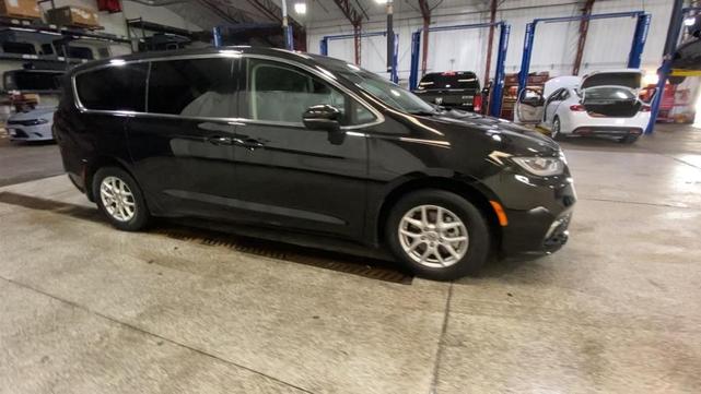 2023 chrysler pacifica touring-l