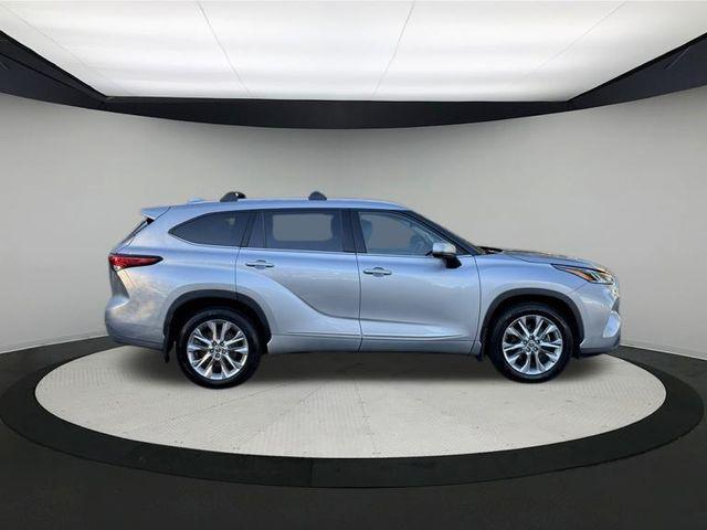 2022 toyota highlander limited