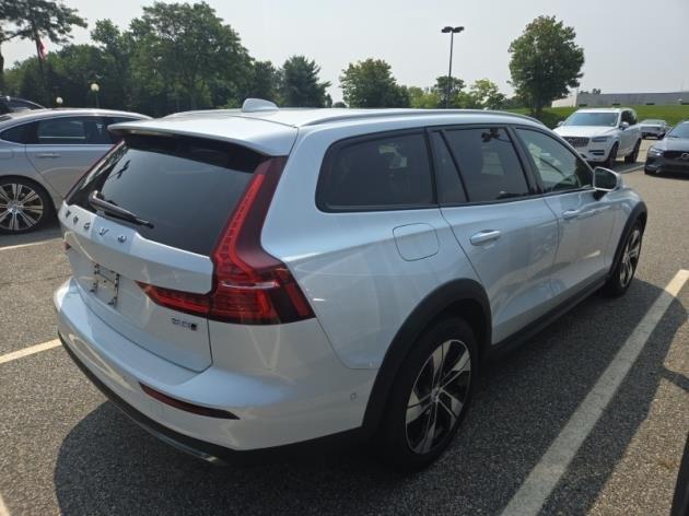 2023 volvo v60 cross country b5 plus