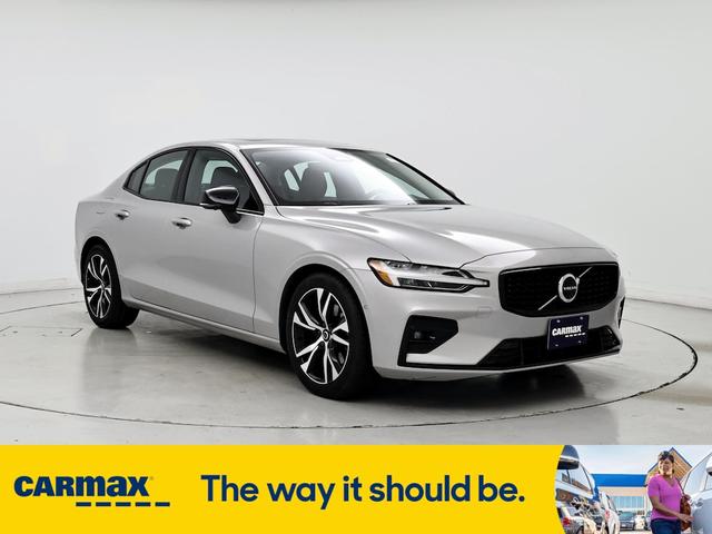 2024 volvo s60 b5 plus dark theme