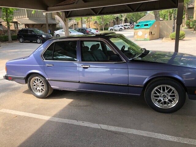 4 door, in line 6 cylinder engine. ext. is diamonds, int light gray
