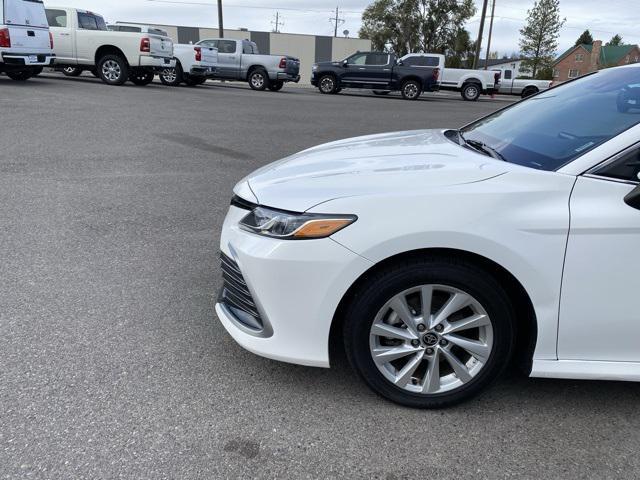 2021 toyota camry le