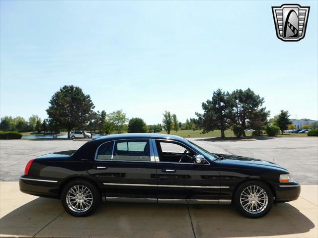 2011 lincoln town car signature