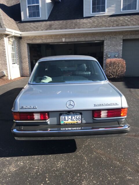 1984 mercedes-benz 300-series sedan green rwd automatic dt