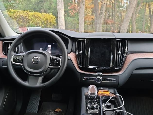 2023 volvo xc60 b5 ultimate dark theme