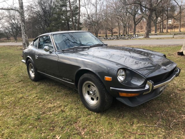 1971 datsun 240z great condition inside out , tons of service records no rust