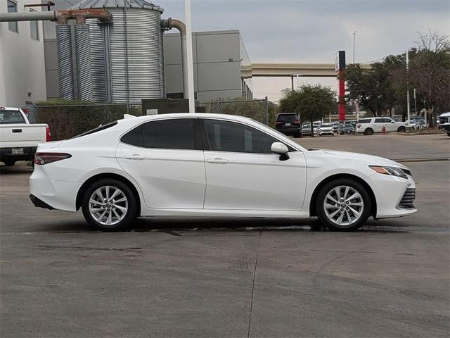 2022 toyota camry le