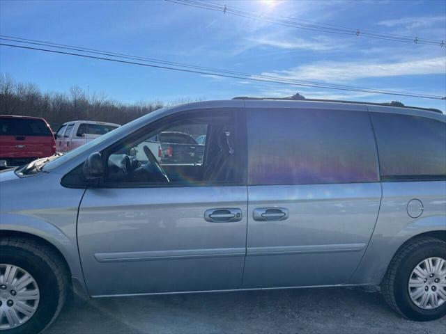 2005 chrysler town & country base