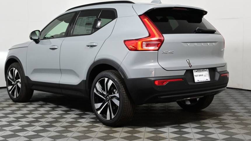 2024 volvo xc40 b5 ultimate dark theme