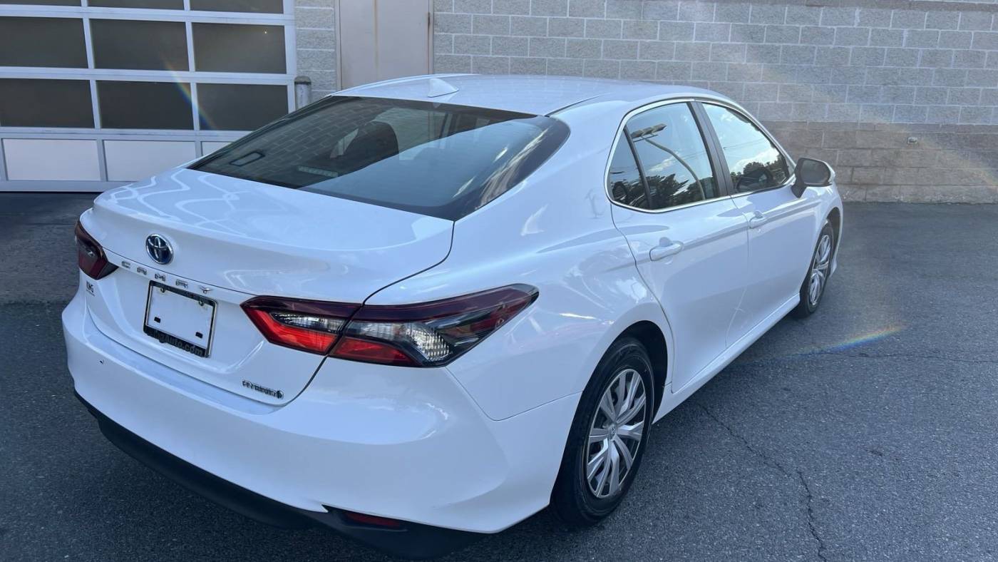 2022 toyota camry hybrid le