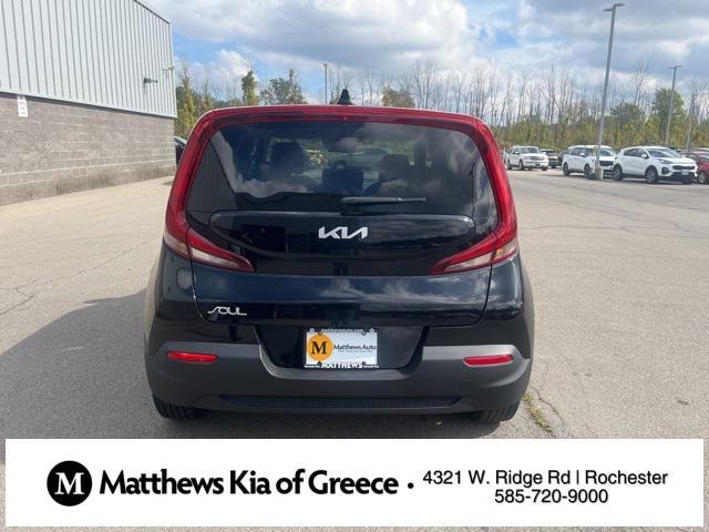 2022 kia soul lx