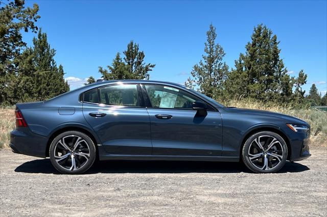 2024 volvo s60 b5 plus dark theme