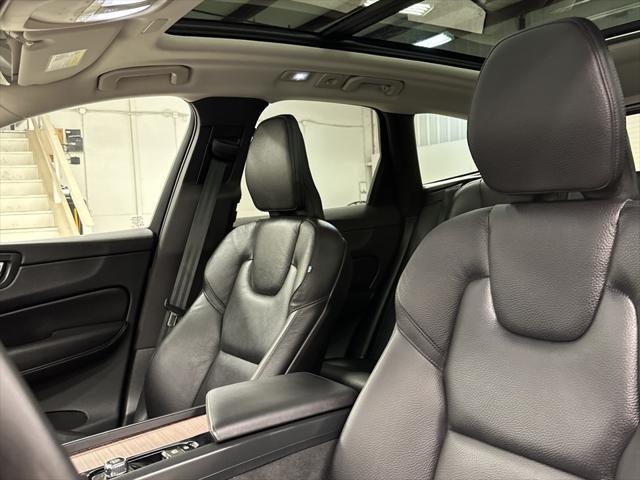 2024 volvo xc60 b5 plus dark theme