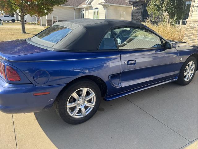 1996 ford mustang base