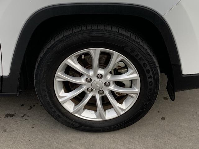 2022 jeep cherokee latitude lux