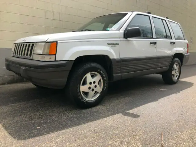 1993 jeep grand cherokee 4x4, super low miles, no rust ever, like new!