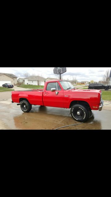 1975 dodge w200 3/4 ton 4x4 8ft bed in great condition. 360 4 barrel 727 auto