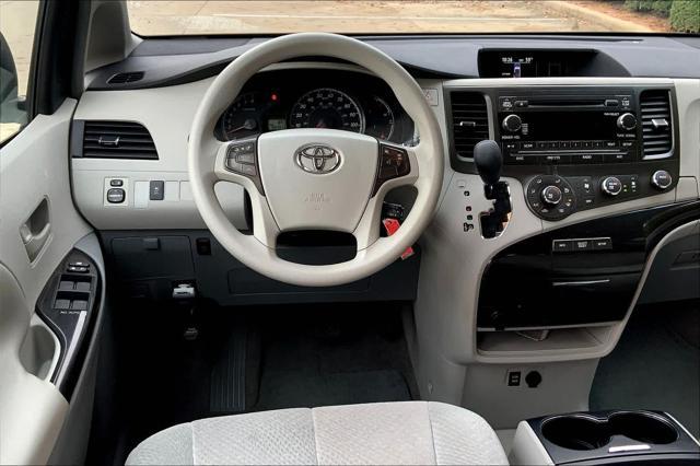 2011 toyota sienna le