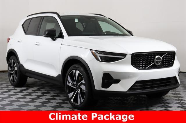 2024 volvo xc40 b5 plus dark theme