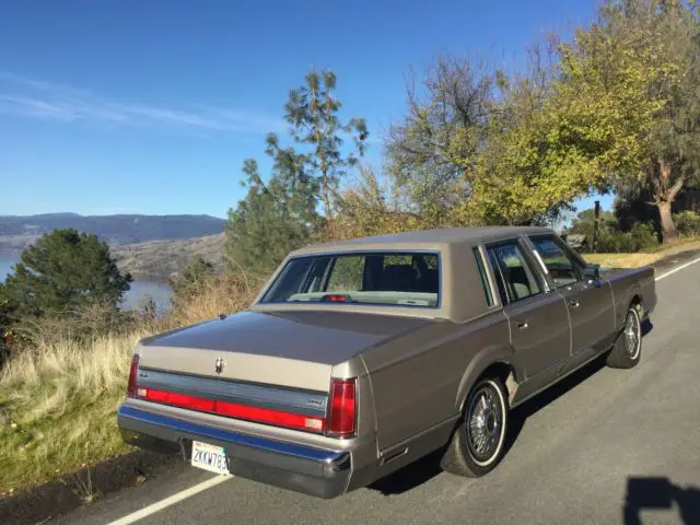 1988 lincoln town car 32,000 original miles, beautiful condition
