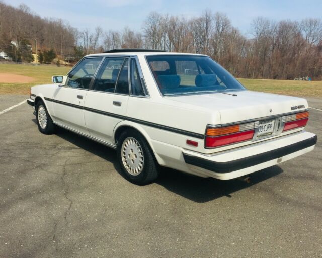 *****1988 toyota cressida, 2.8 liter i-6, auto, white/blue, classic*****