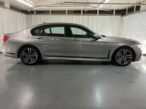 2022 bmw 740