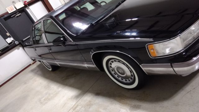 1994 cadillac fleetwood brougham, triple black, sunroof, mint condition!