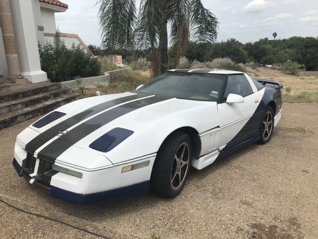 1989 chevy corvette v8, blue and white complete re-done engine