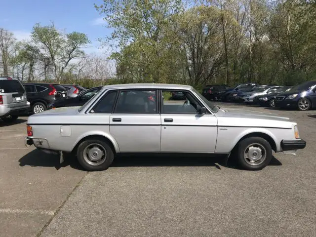 1985 volvo 240 244 dl 84,025 original miles runs drives 1 owner no reserve