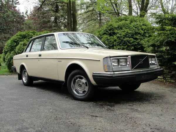 1983 volvo 244 four door sedan very little rust, runs great! reliable 240 series