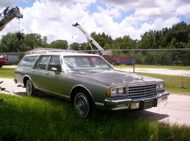 1985 chevrolet caprice classic wagon 4-door 5.0l