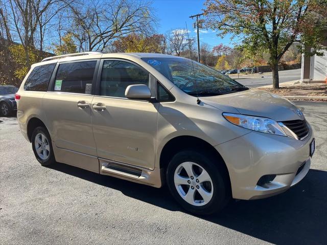 2014 toyota sienna le