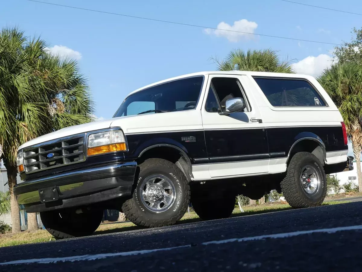 clean carfax. less than 100,000 miles! super clean. 5.8 liter, 4x4, automatic!