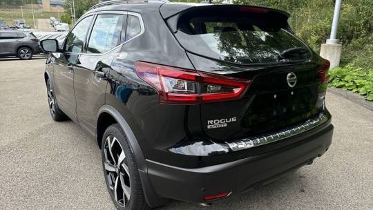 2022 Nissan se