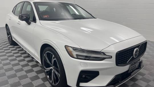 2024 volvo s60 b5 plus dark theme