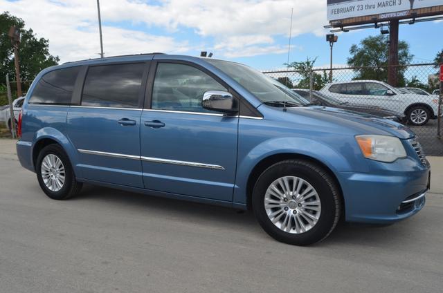 2011 chrysler town & country touring-l