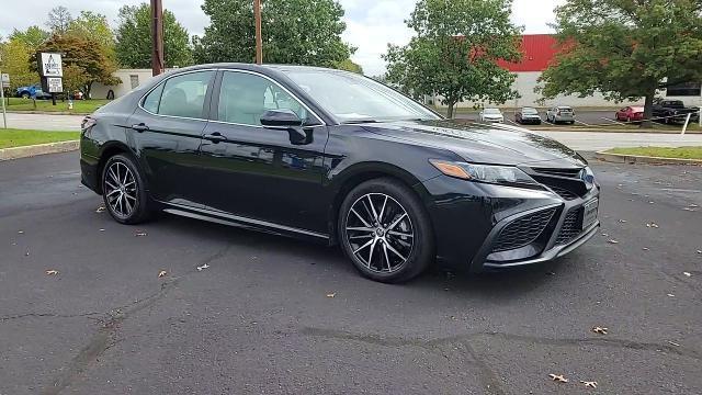 2022 toyota camry hybrid se