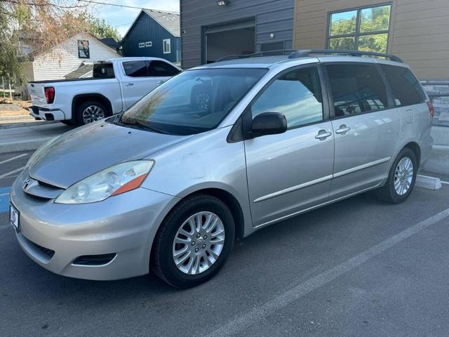 2010 toyota sienna le
