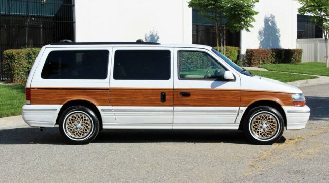 california original, 1994 chrysler town & country "woody", a+++ (310) 259-5383