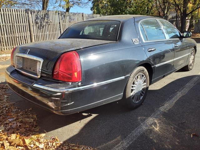 2010 lincoln town car signature