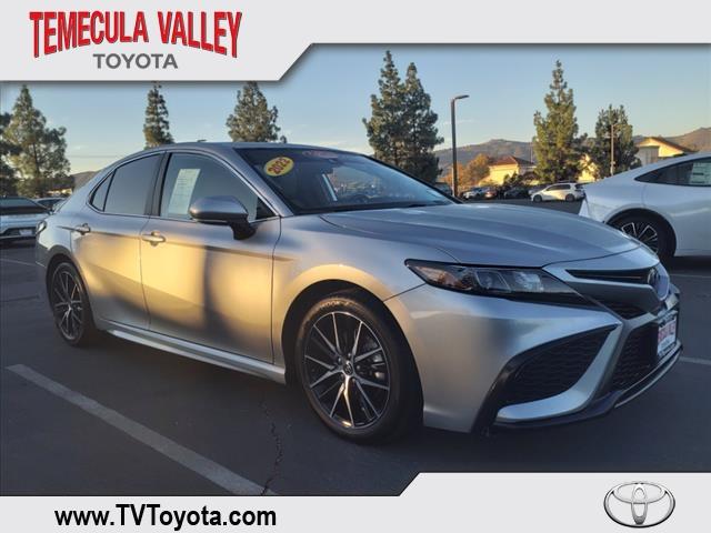2022 toyota camry hybrid se