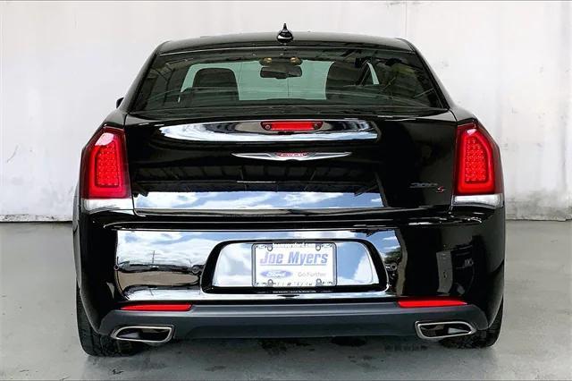 2022 chrysler 300 s