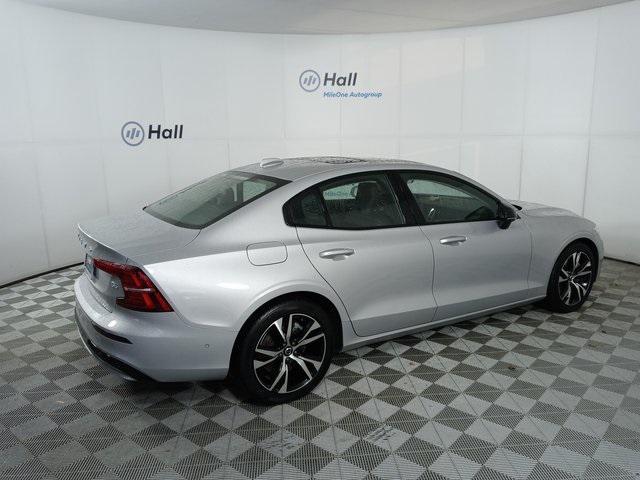 2024 volvo s60 b5 plus dark theme